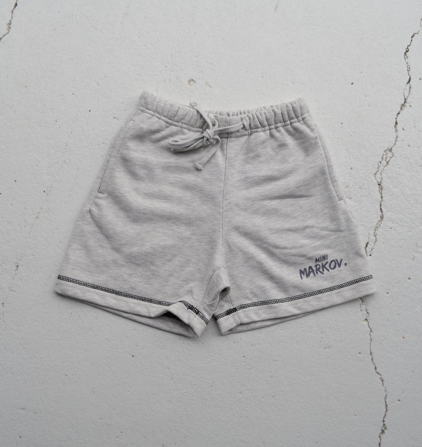 Contrast stitch short in Grey Lo