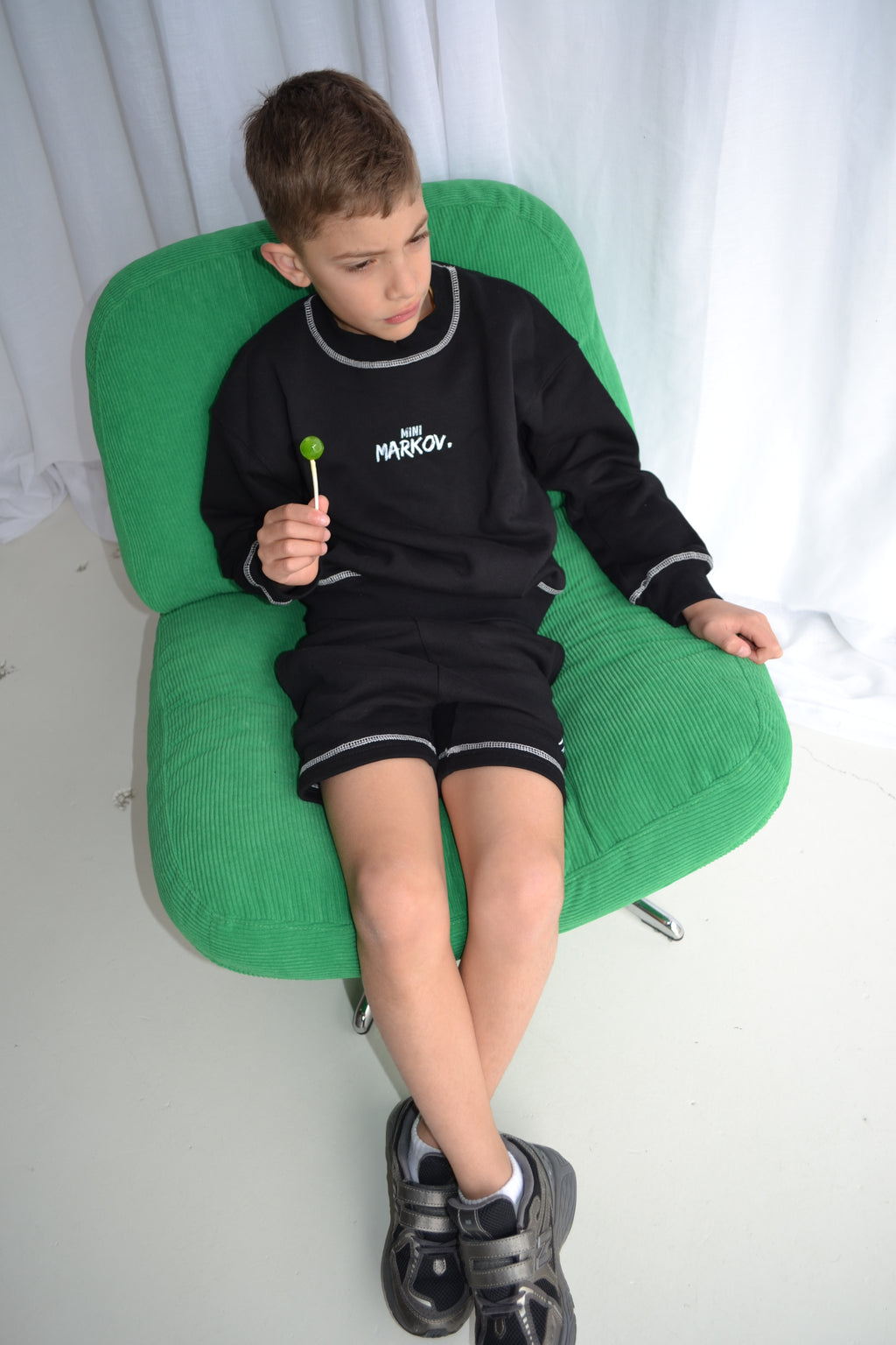 Contrast stitch short in Black